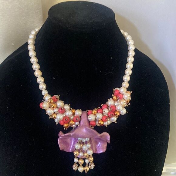 Jewelry - Carolee Vintage necklace with faux pearls and almost clay like flower bulb.